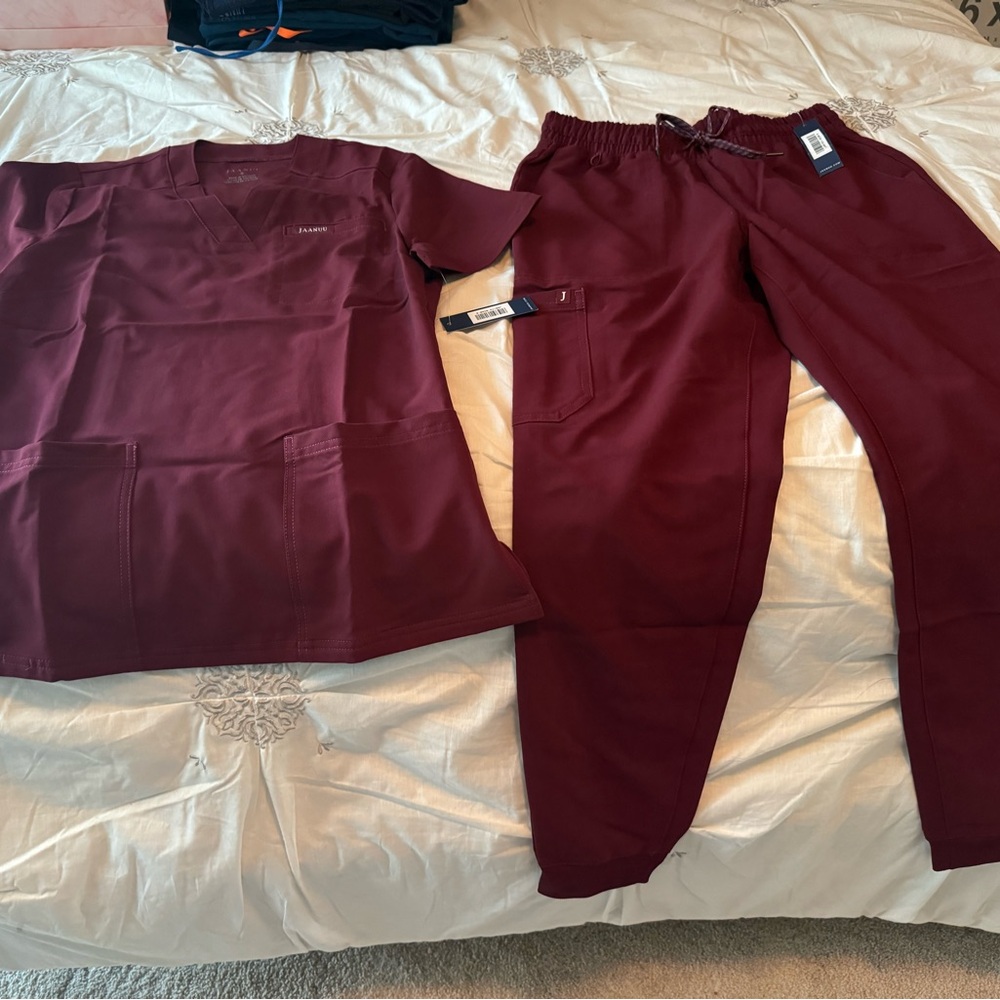 Jaanuu small scrub set - NWT